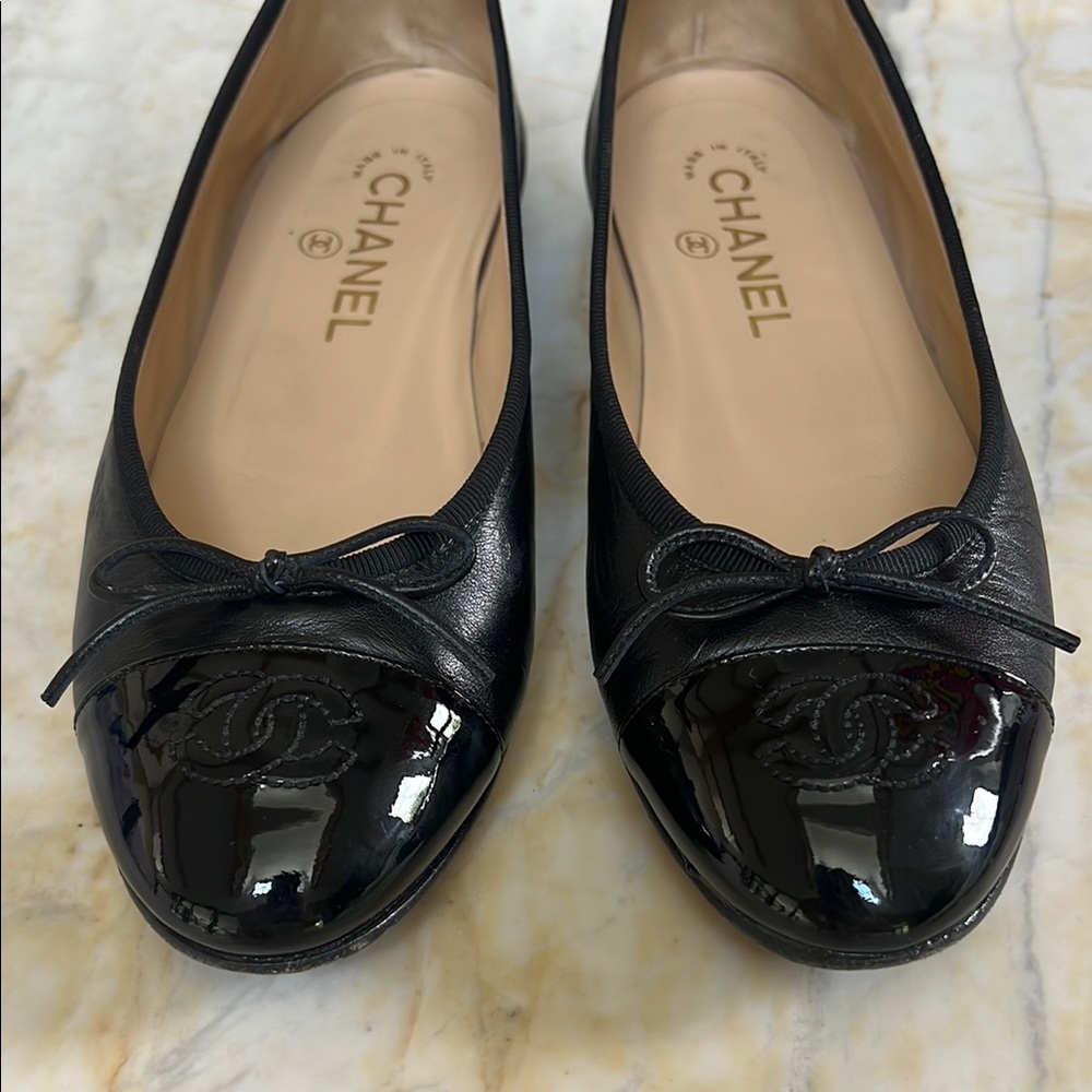 CHANEL Black Leather & Patent Cap-Toe Ballet Flats - Picture 1 of 11